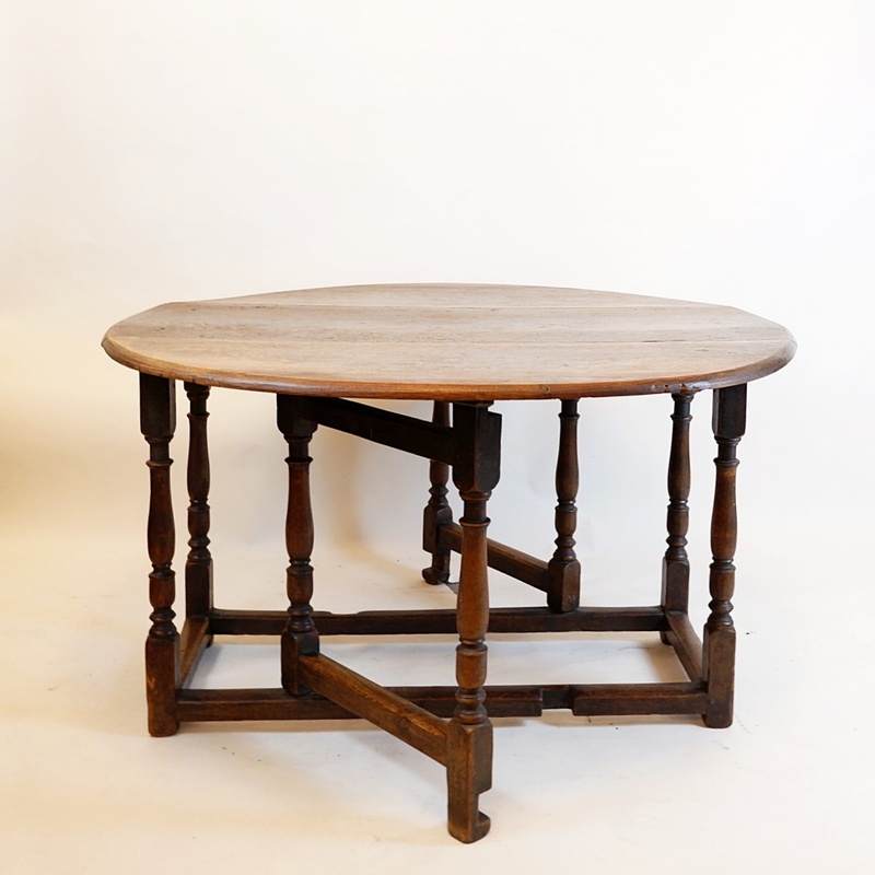 19th Century English Gate-Leg Table with Flaps and Turned Legs